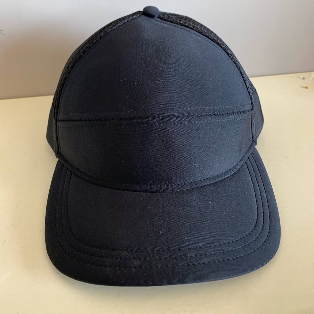 Lululemon black dash and splash cap